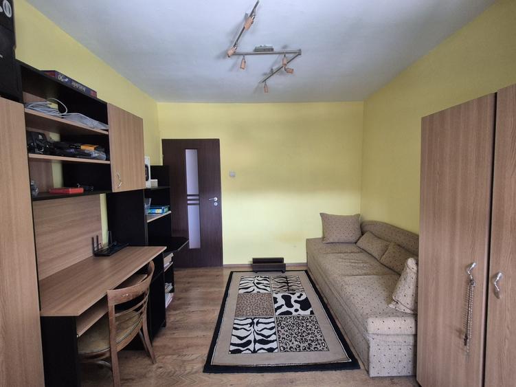 Apartament cu 3 camere semidecomandat în Șagului