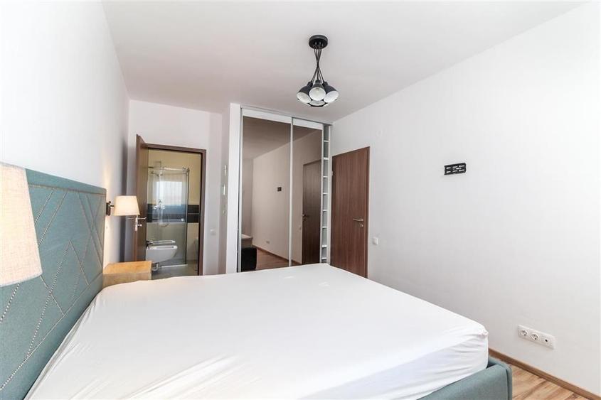 Apartament cu 3 camere semidecomandat, mobilat în Bună Ziua