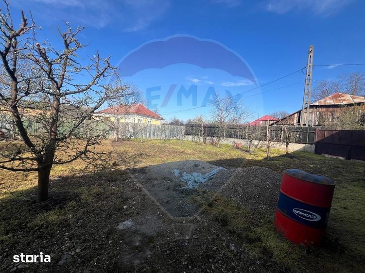 Casă cu 6 camere cu Teren 700 Mp în Străoane