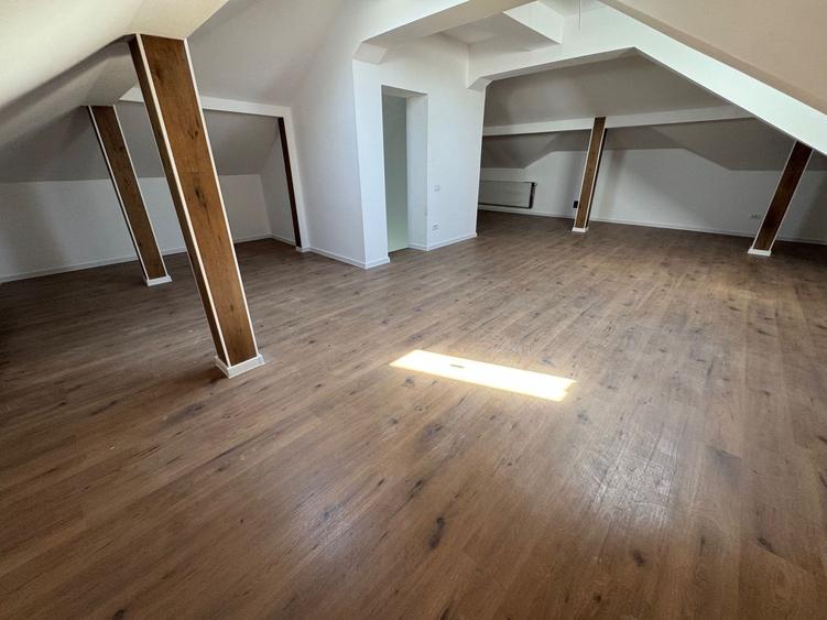 Casă individuală cu 6 camere cu Canalizare în Central