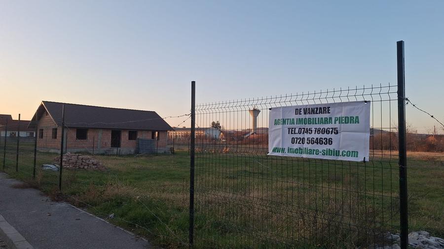 Vand teren situat in localitatea Cristian, pe strada II, - 1