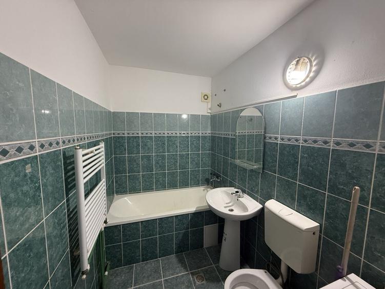 Apartament cu 4 camere semidecomandat, mobilat în Aradului