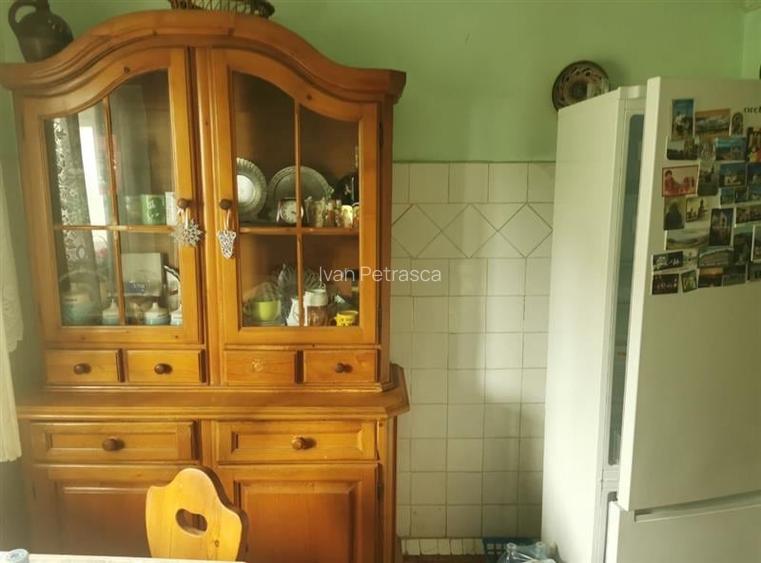 Decomandat la etajul 2 cu 2 băi și 2 balcoane Decomandat la etajul 2 cu 2 băi și 2 balcoane
