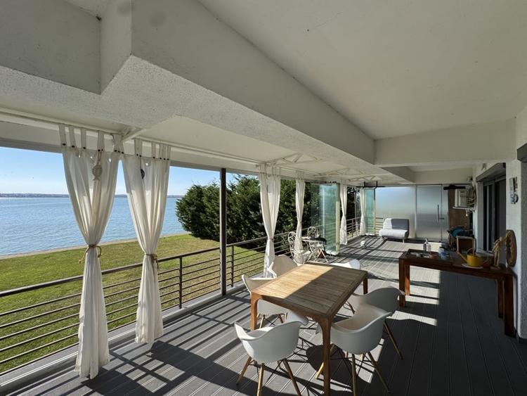 Un apartament ca o casa, cu peluza si ponton pe lac - 1