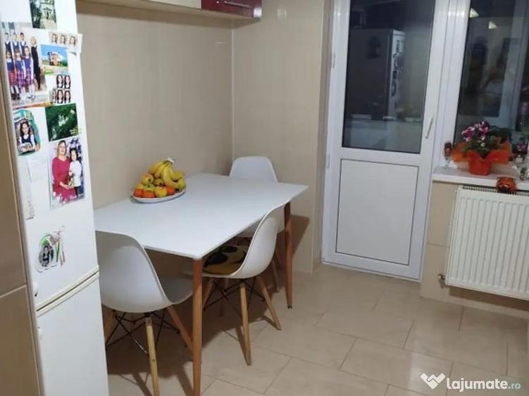 Apartament 3 camere de vanzare Pia?a Centrala, etaj 3 - 8