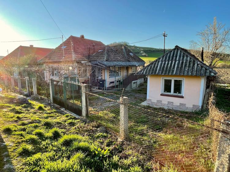 Casa cu 3 camere, teren 1000mp - 1