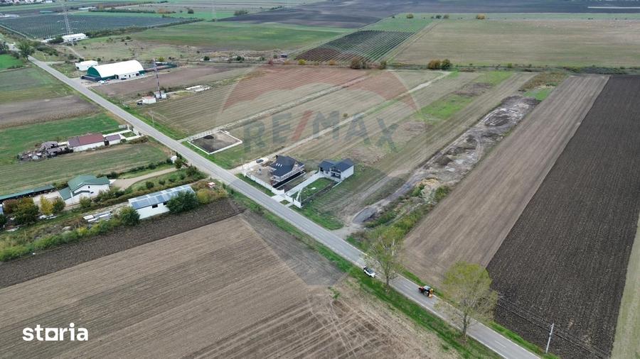 Teren de 10869 mp, în Vânători