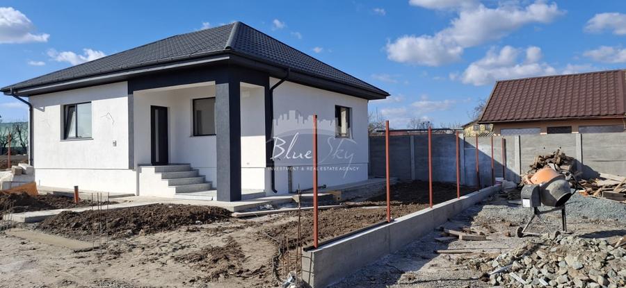 Casă individuală cu 3 camere cu Canalizare în Lumina