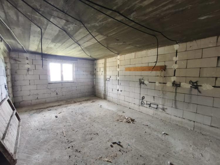 Duplex la rosu, 4400mp teren, Siret - 4