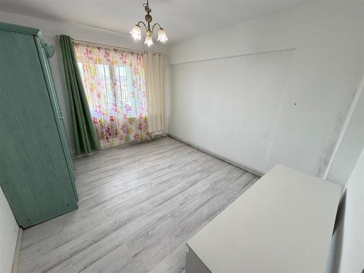 Apartament cu 3 camere decomandat în Nicolina