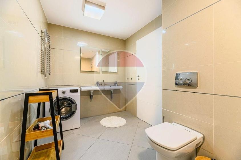 Apartament cu 6 camere semidecomandat, mobilat în Poiana Brașov