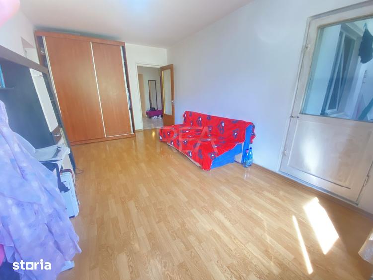 Apartament cu 4 camere semidecomandat, mobilat în Rahova