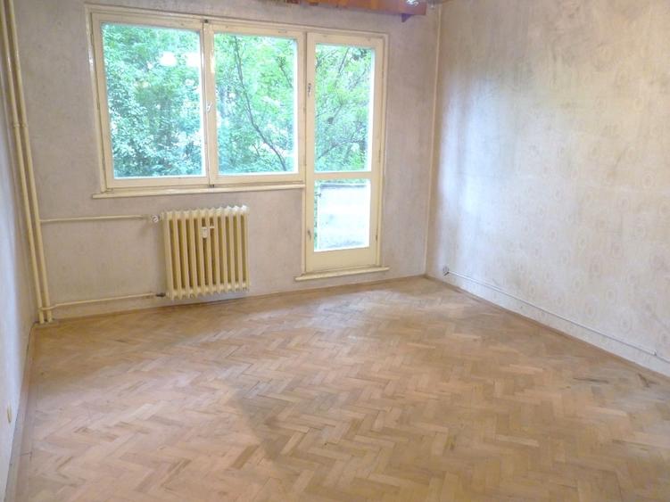 Apartament cu 3 camere semidecomandat în Astra