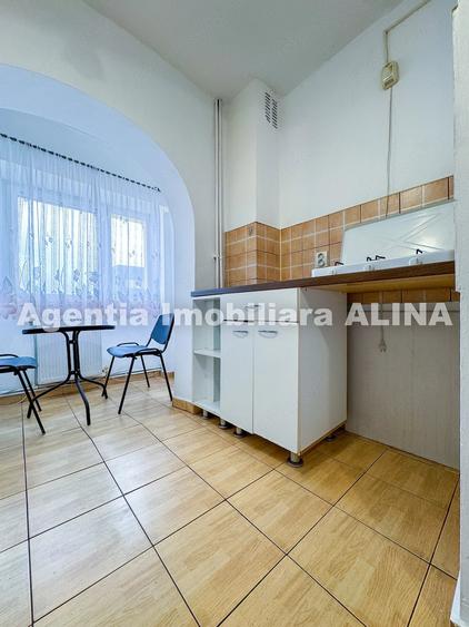 Garsonieră decomandată în Decebal