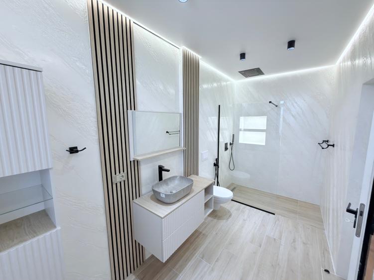 Apartament cu 4 camere decomandat în Central