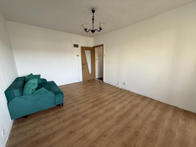 Apartament cu 3 camere semidecomandat în Dacia