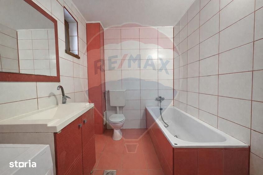 Casă cu 7 camere cu Teren 390 Mp în Lumina