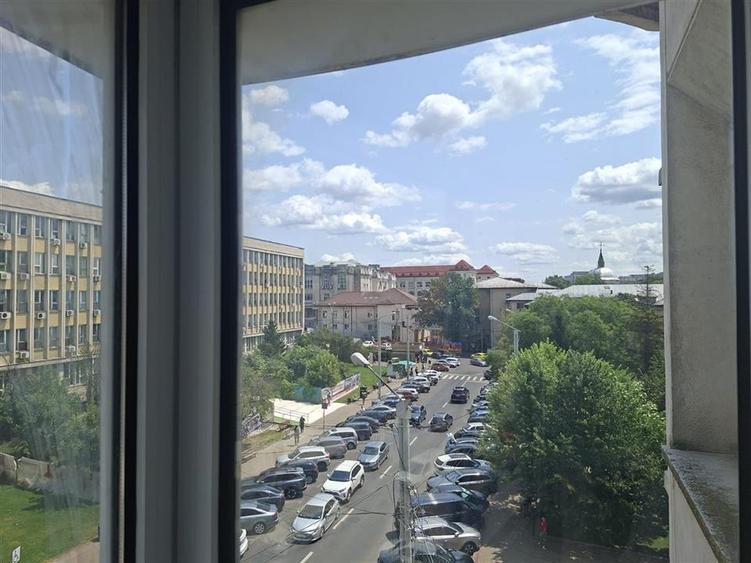 Apartament cu 3 camere decomandat, mobilat în Centru Civic