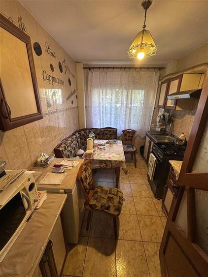 Apartament cu 3 camere decomandat în Podu Roș