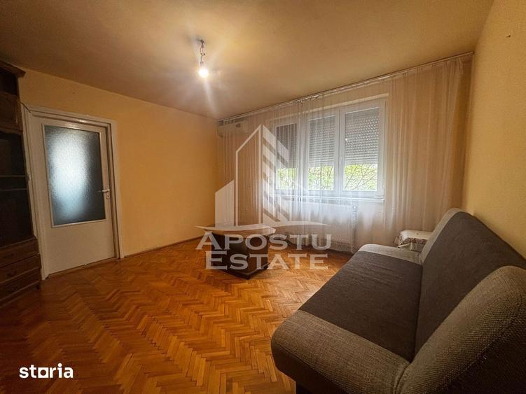 Apartament cu 3 camere semidecomandat, mobilat în Central