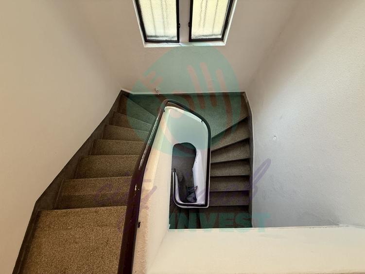 Apartament cu 4 camere semidecomandat, mobilat în P-ța Sfântul Ștefan