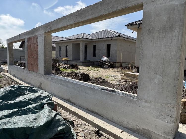 Casă cu 4 camere cu Teren 444 Mp în Golești