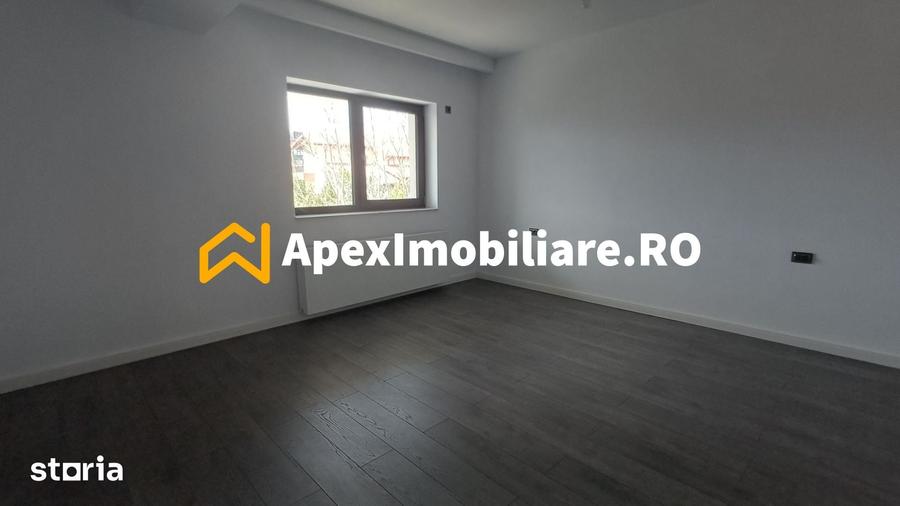 Casă cu 7 camere cu Teren 500 Mp în Central