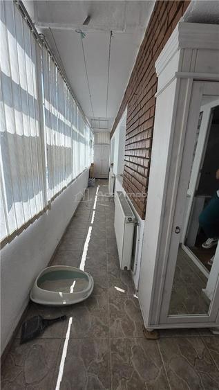 Apartament cu 4 camere decomandat în Sărari