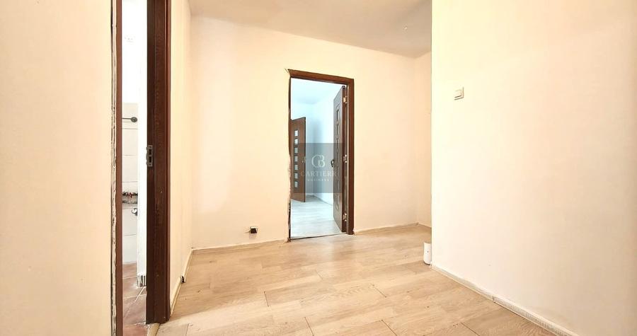 Apartament cu 3 camere semidecomandat în Titan