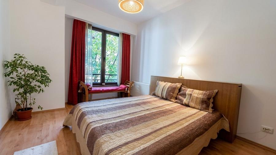Apartament cu 2 camere semidecomandat, mobilat în Pajura
