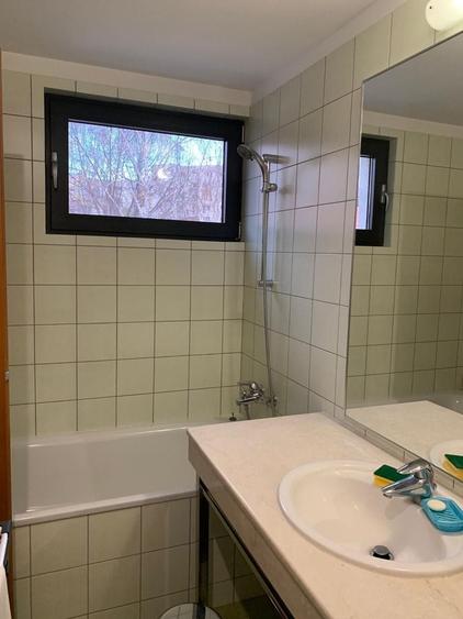 Apartament cu 5 camere decomandat în Capitale