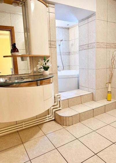 Apartament cu 3 camere decomandat, mobilat în P-ța Unirii