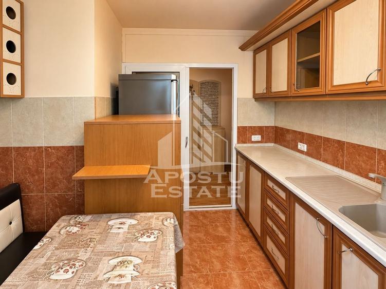 Apartament cu 3 camere decomandat, mobilat în Girocului