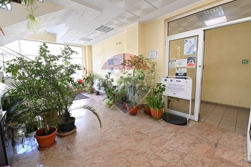 Birou, de 1,525 mp, în Central