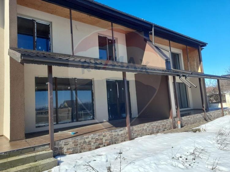 Casă cu 5 camere cu Teren 770 Mp în Săftica