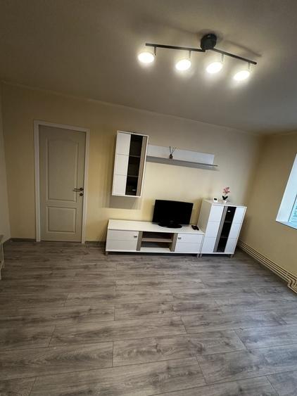 Apartament cu 2 camere semidecomandat în Craiovița Nouă