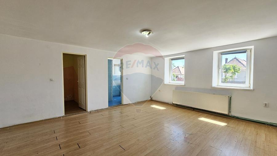 Casă individuală cu 7 camere cu Teren 1151 Mp în Central