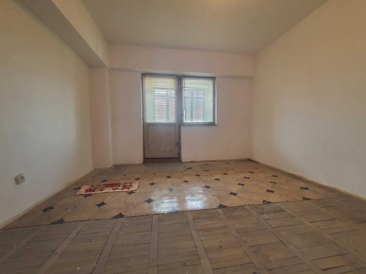 Apartament cu 3 camere decomandat în Hârșova