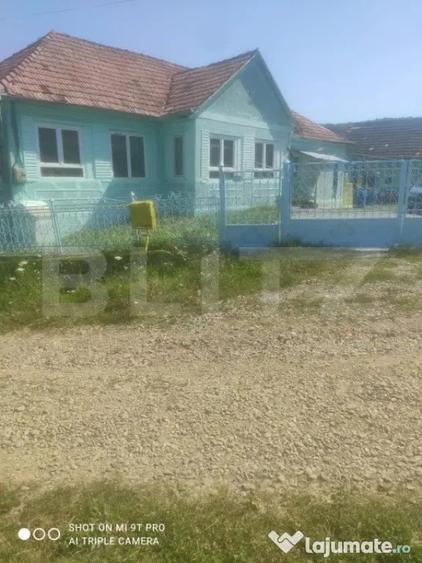 Casă cu 3 camere cu Teren 3500 Mp în Lechința