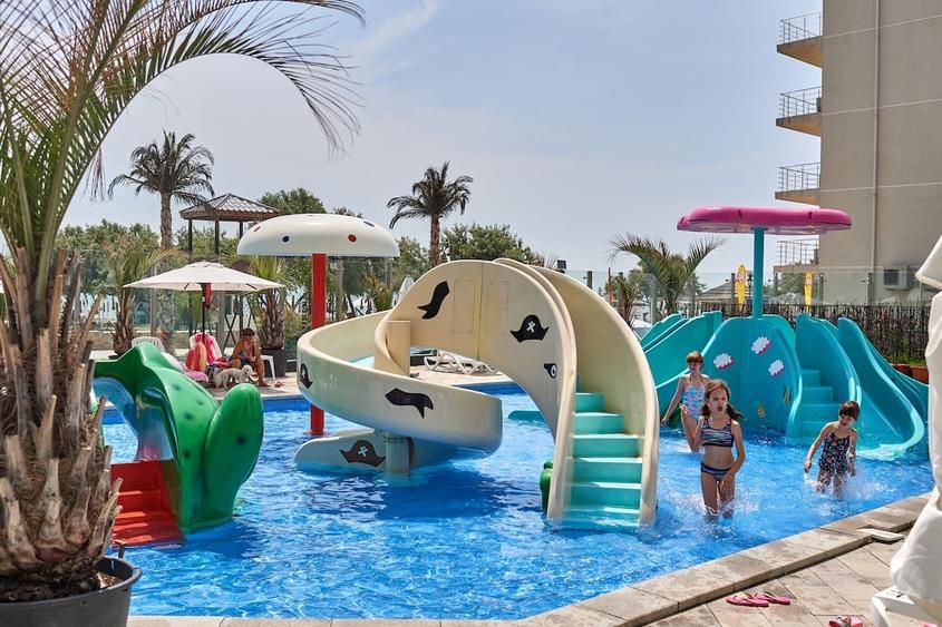 Apartament cu 3 camere decomandat în Mamaia-Sat