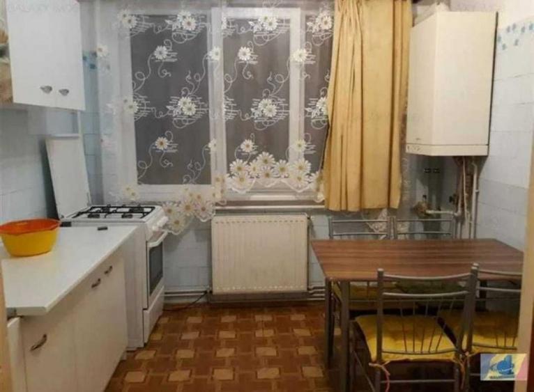 Apartament cu 3 camere decomandat în Vitan