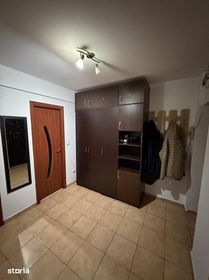 Apartament cu 3 camere, mobilat în Craiovița Nouă