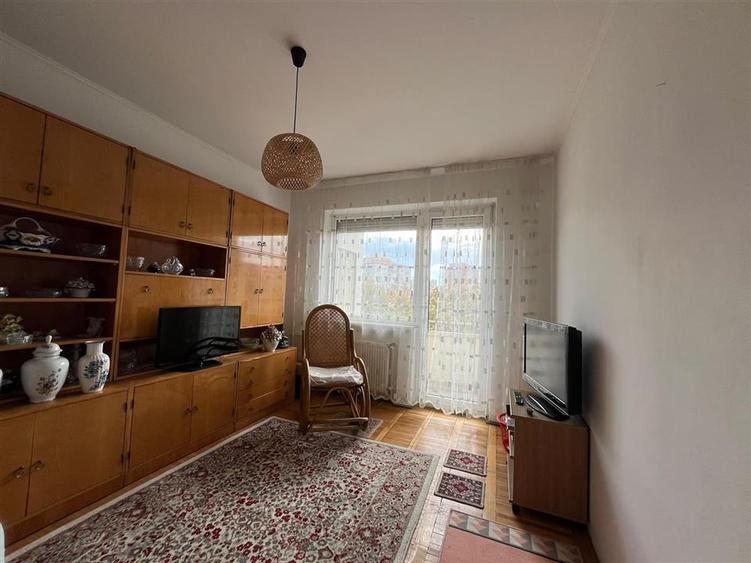 Apartament cu 4 camere semidecomandat în Rogerius