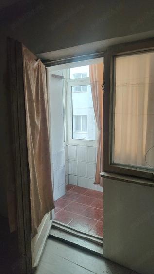 Apartament cu 3 camere semidecomandat în Exterior Vest