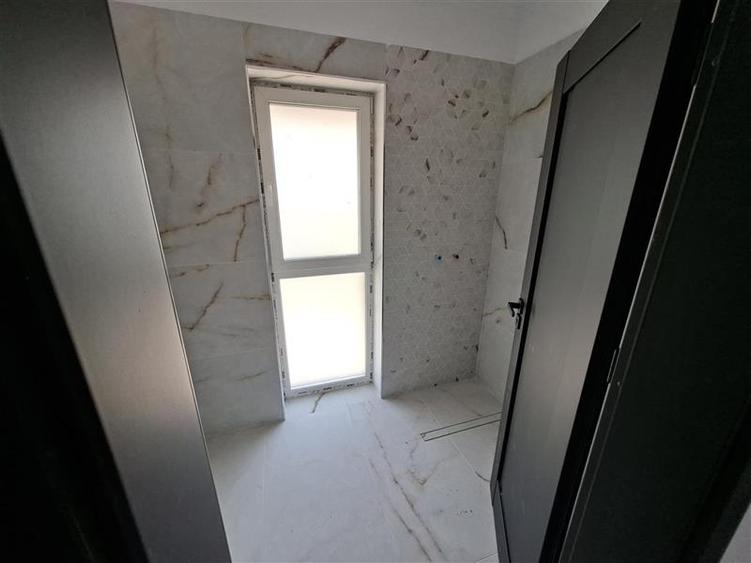 Apartament cu 4 camere semidecomandat în Florești