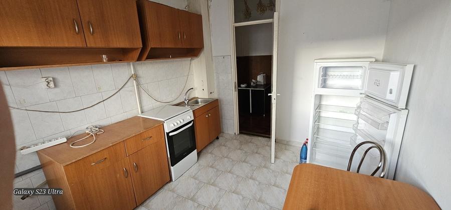 Apartament cu 3 camere nedecomandat în Stana