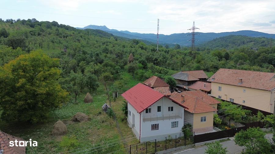 Casă cu 5 camere cu Teren 320 Mp în Sălătrucel