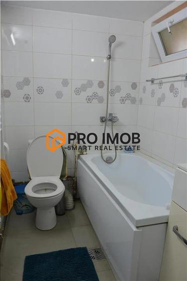 Casă individuală cu 9 camere cu Canalizare în 1 Decembrie