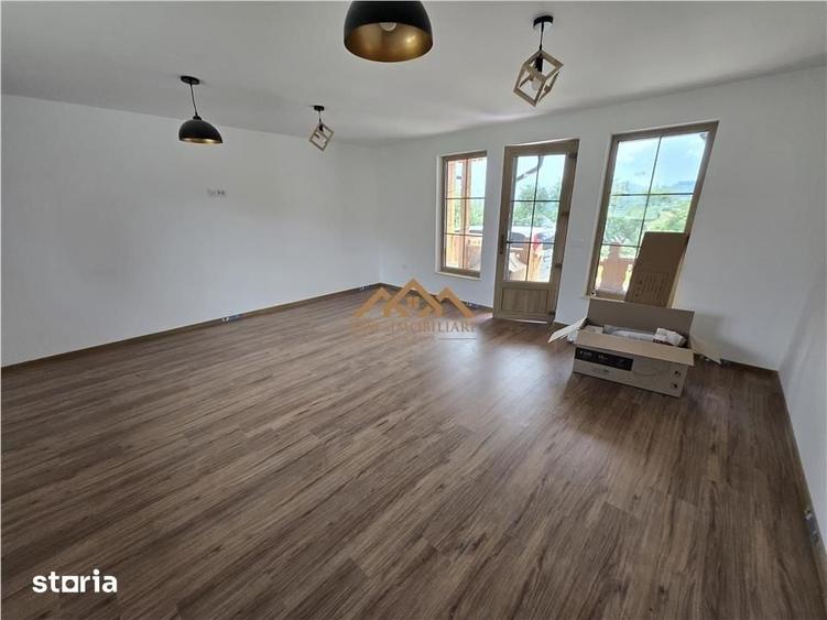 Casă cu 4 camere cu Teren 2500 Mp în Cacica