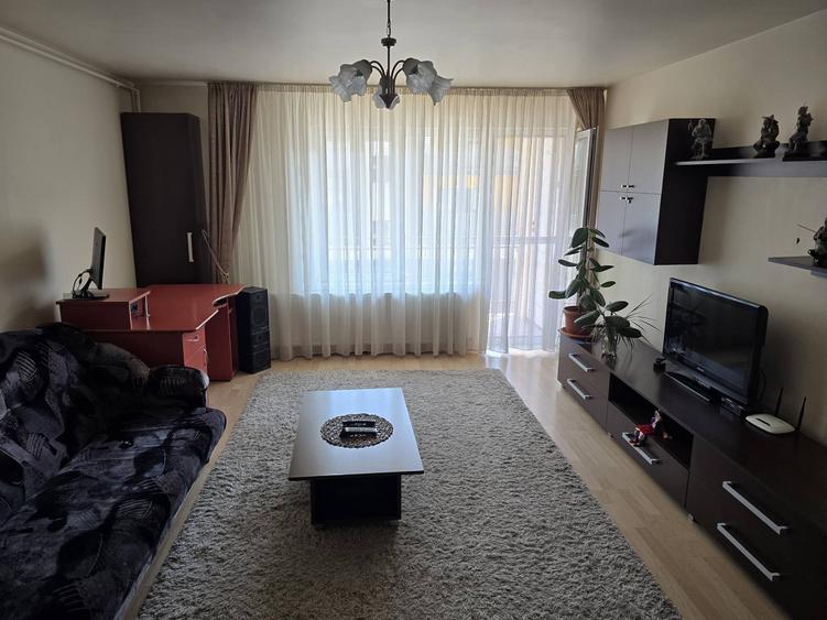 Apartament cu 3 camere semidecomandat în Florești